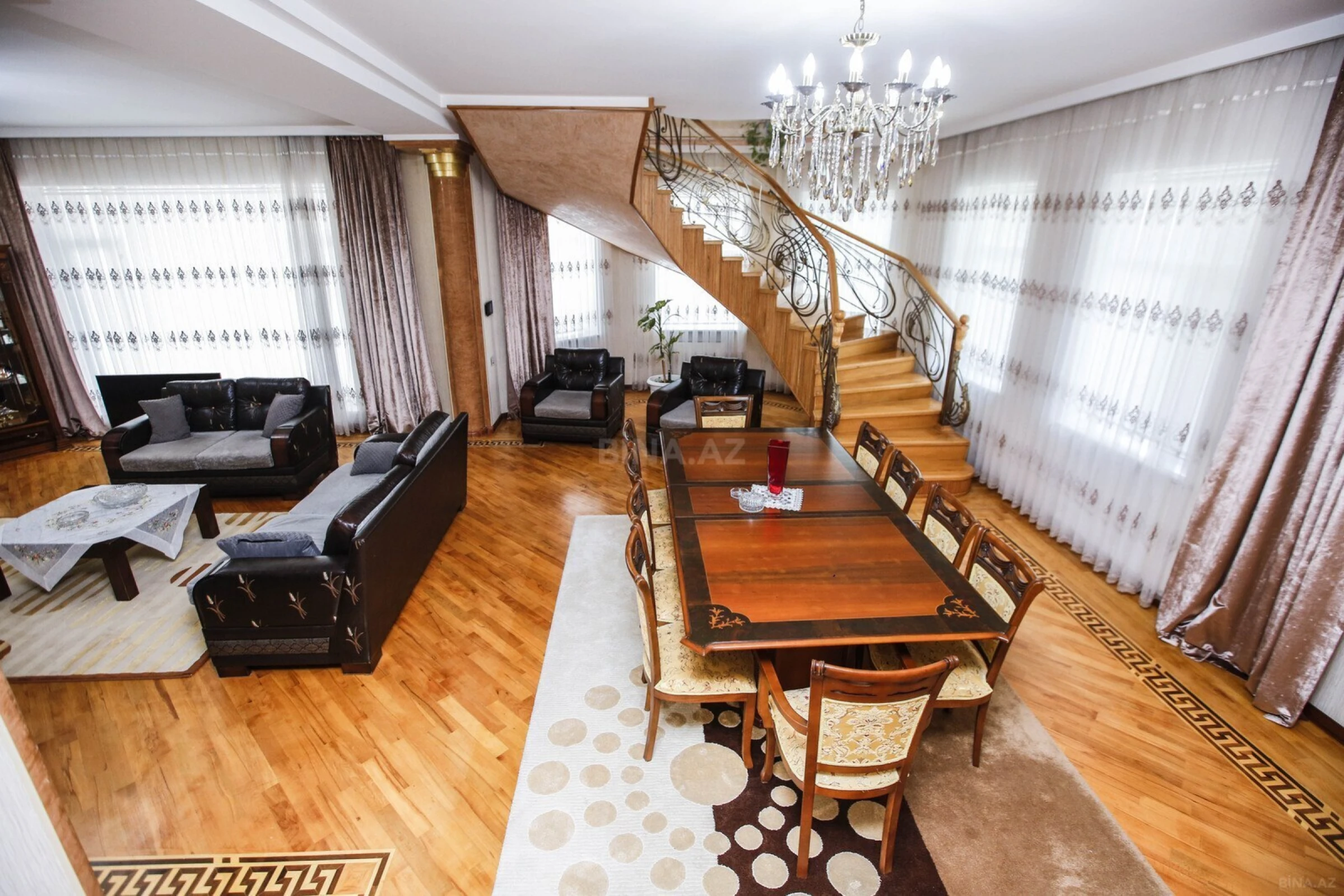 Kirayə verilir 8 otaqlı həyət evi 580 m²