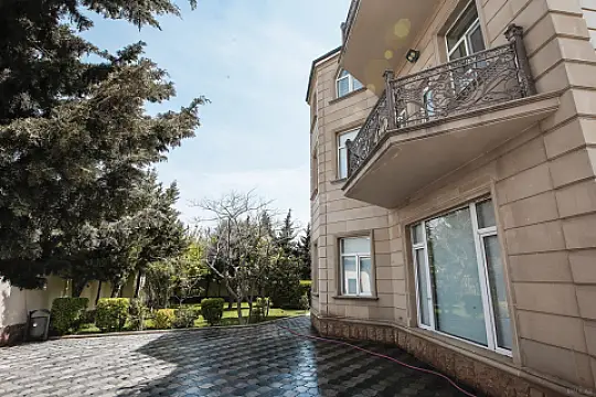 Kirayə verilir 8 otaqlı həyət evi 580 m²