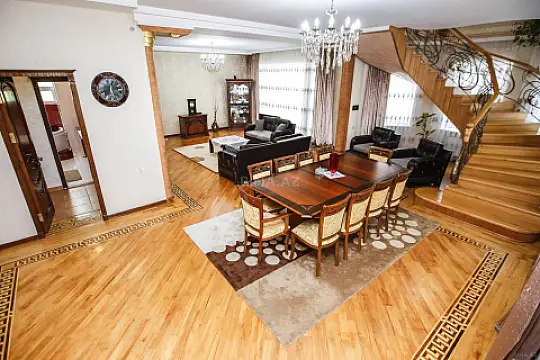 Kirayə verilir 8 otaqlı həyət evi 580 m²