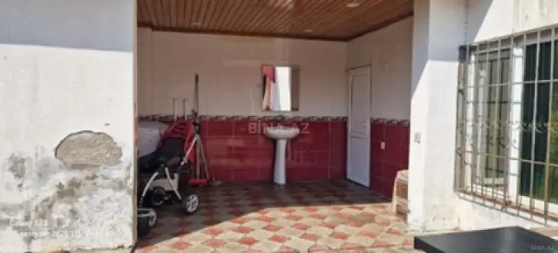 Satılır 10 otaqlı həyət evi 300 m²