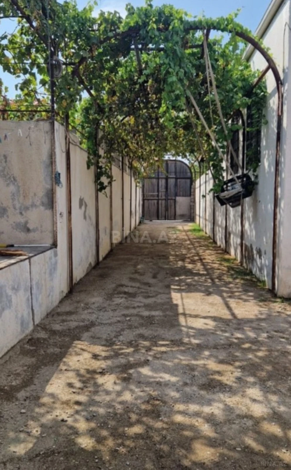 Satılır 10 otaqlı həyət evi 300 m²