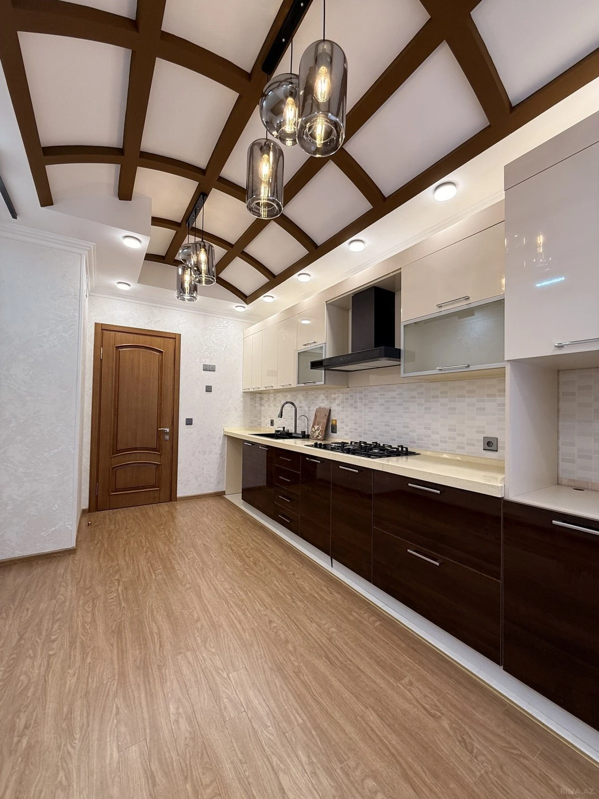 Satılır 3 otaqlı mənzil 146 m²