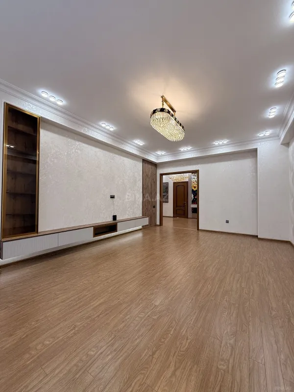 Satılır 3 otaqlı mənzil 146 m²