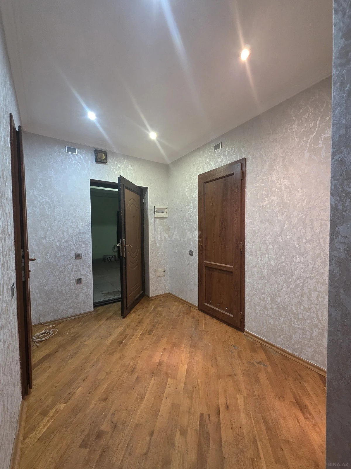 Satılır 2 otaqlı mənzil 82 m²