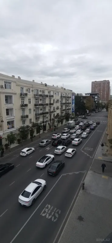 Satılır 4 otaqlı mənzil 100 m²