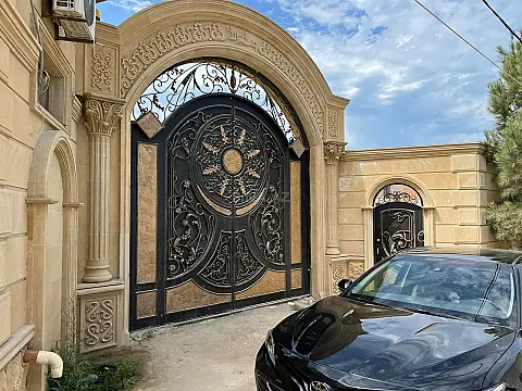 Satılır 9 otaqlı həyət evi 300 m²