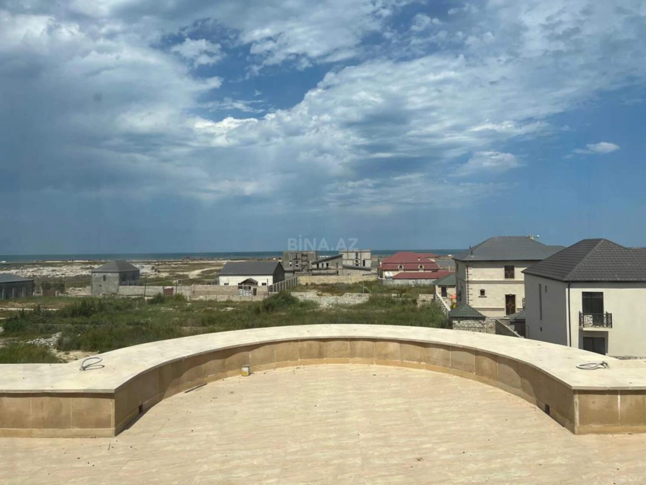 Satılır 9 otaqlı həyət evi 300 m²