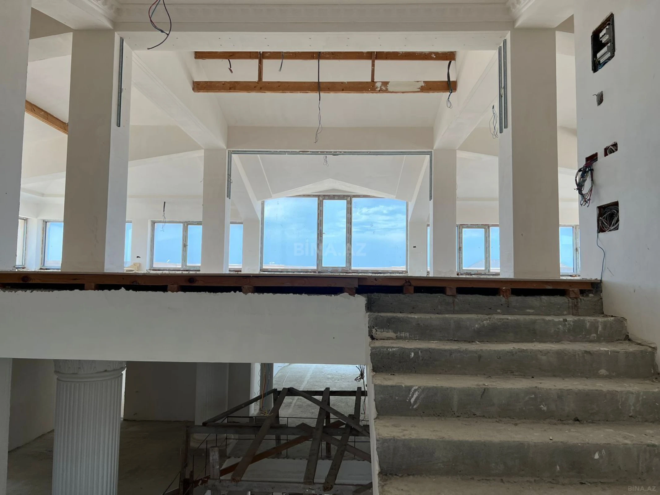 Satılır 9 otaqlı həyət evi 300 m²