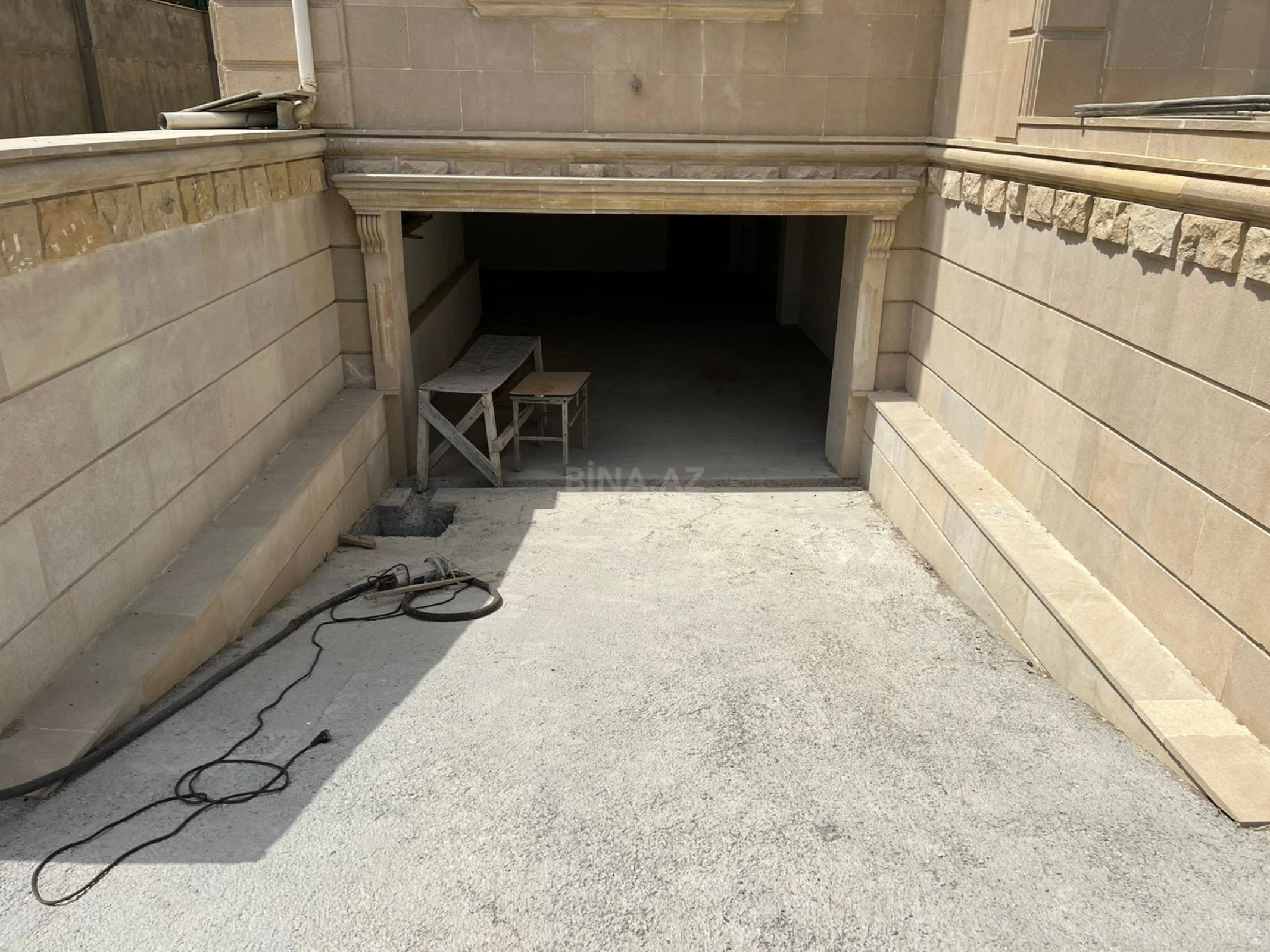 Satılır 9 otaqlı həyət evi 300 m²