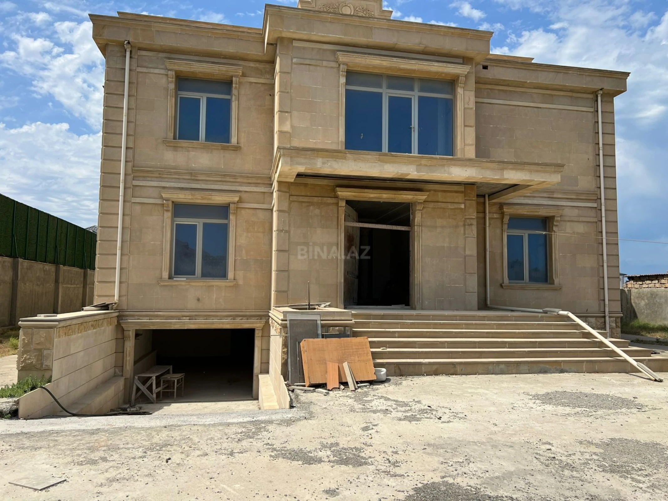 Satılır 9 otaqlı həyət evi 300 m²