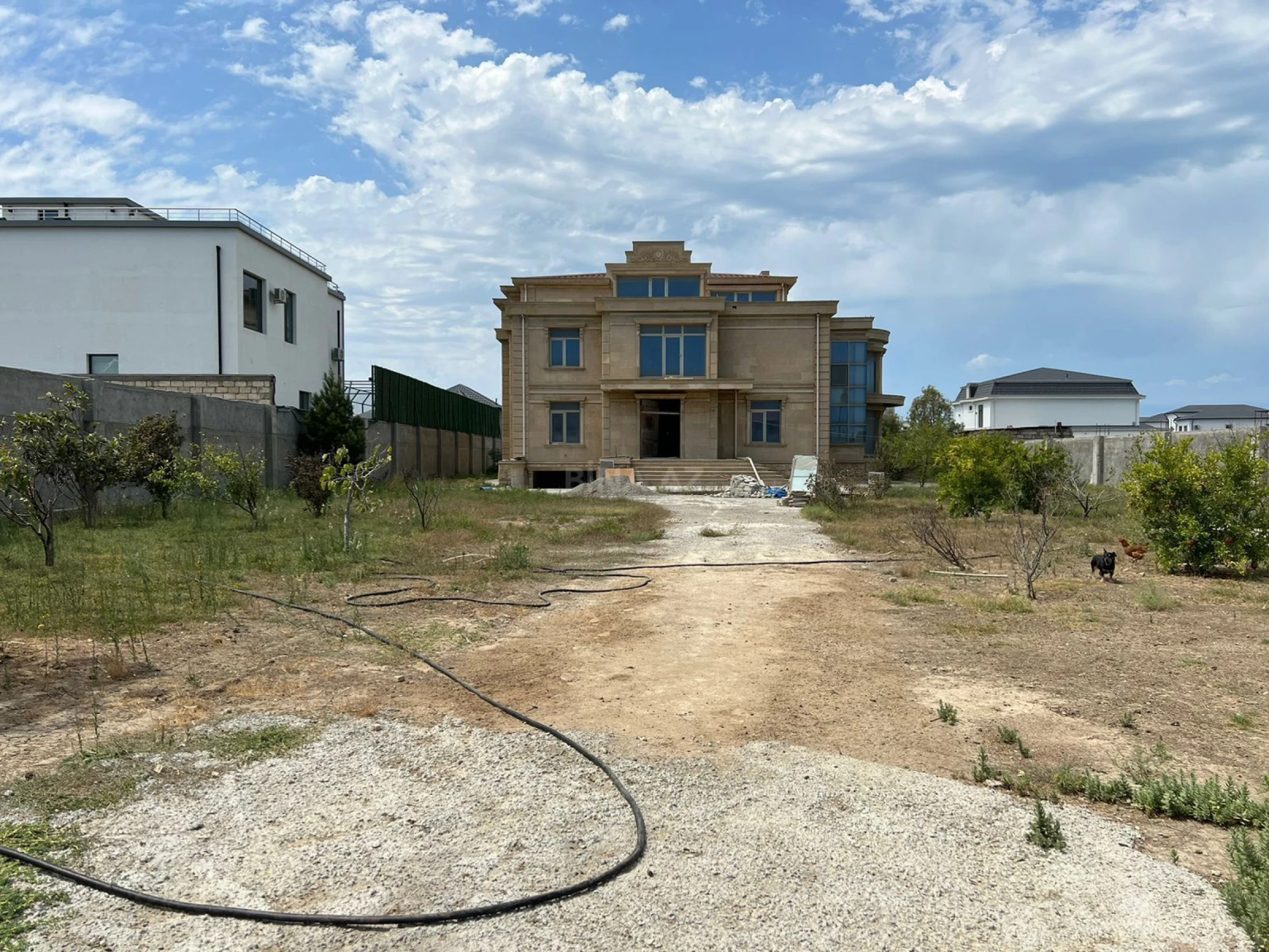 Satılır 9 otaqlı həyət evi 300 m²