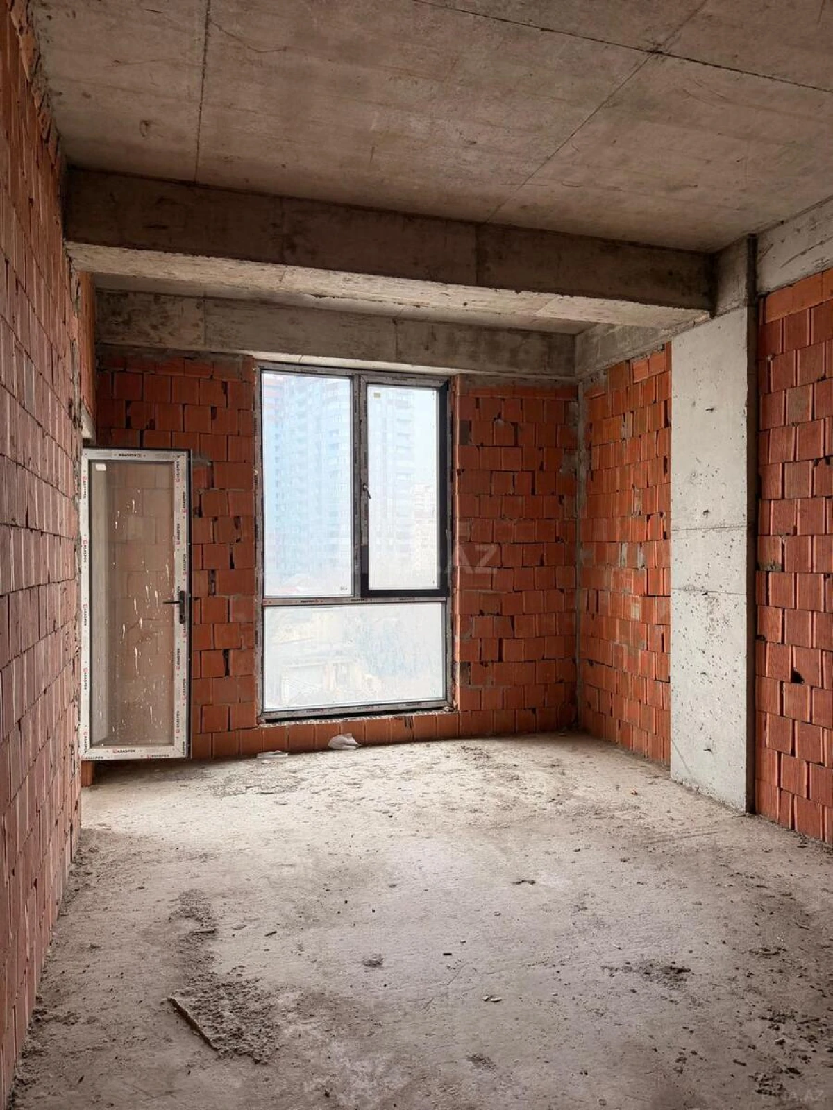 Satılır 4 otaqlı mənzil 172 m²