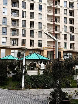 Satılır 4 otaqlı mənzil 172 m²