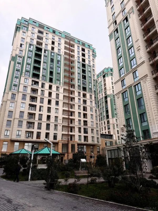 Satılır 4 otaqlı mənzil 172 m²