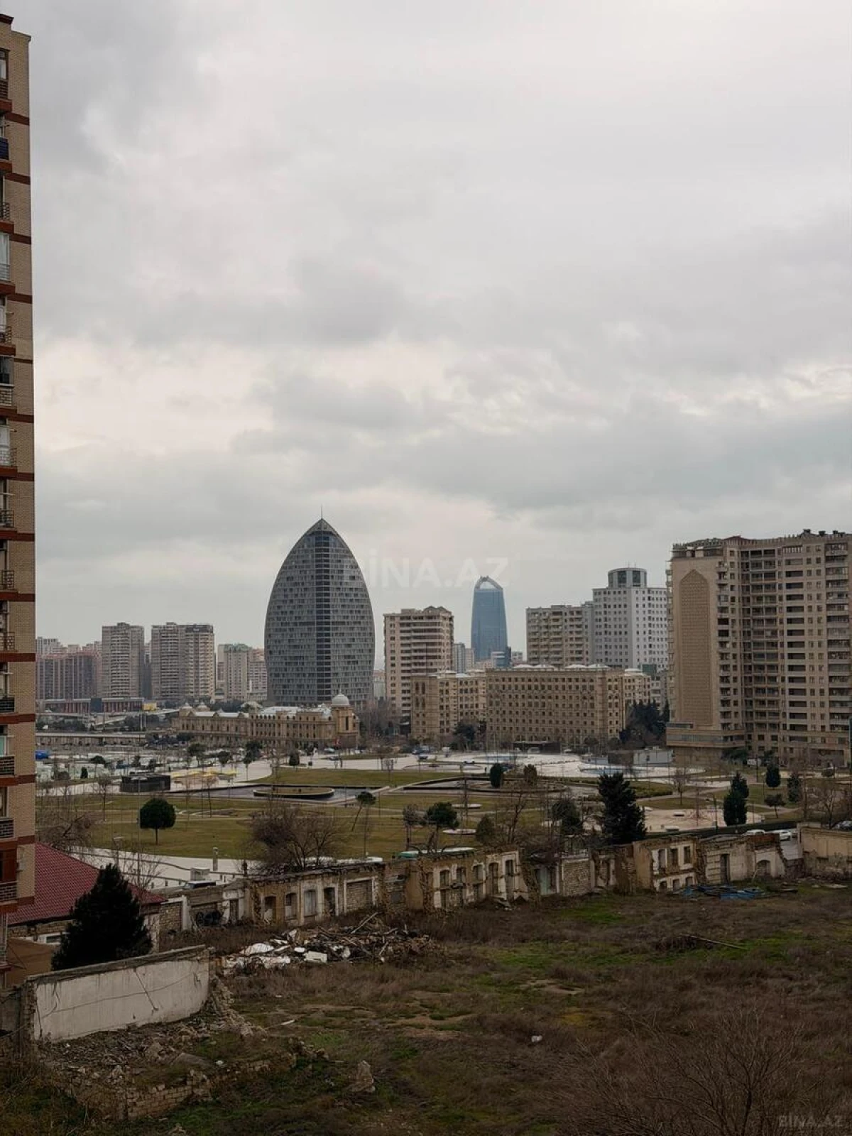 Satılır 4 otaqlı mənzil 172 m²