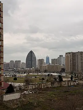 Satılır 4 otaqlı mənzil 172 m²