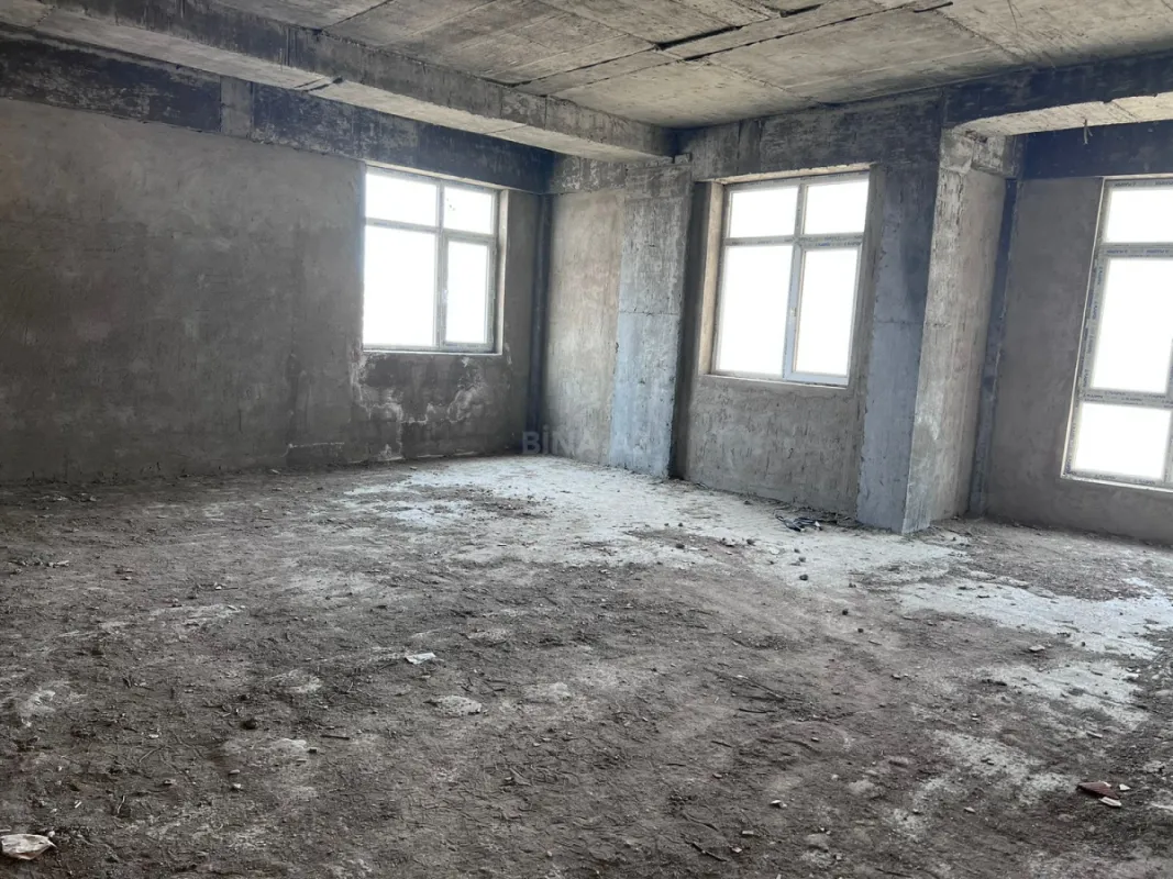 Satılır 4 otaqlı mənzil 177 m²