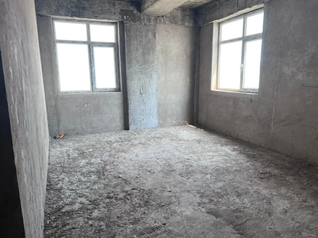 Satılır 4 otaqlı mənzil 177 m²