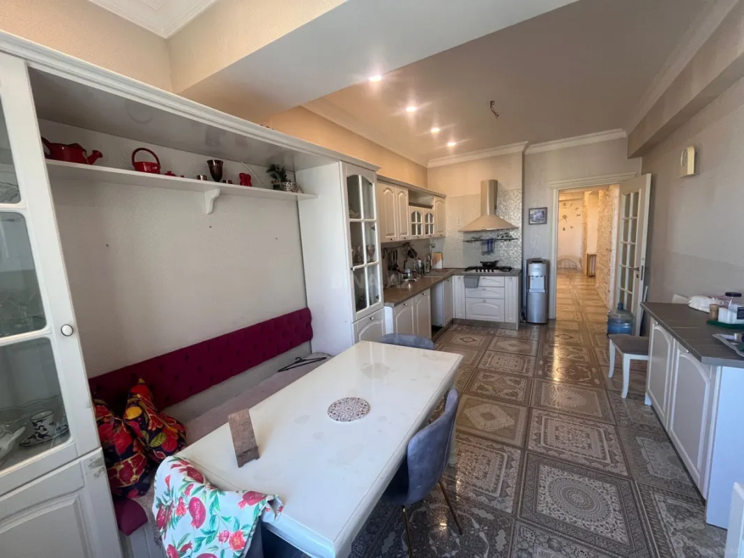 Satılır 4 otaqlı mənzil 170 m²