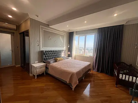 Satılır 4 otaqlı mənzil 170 m²