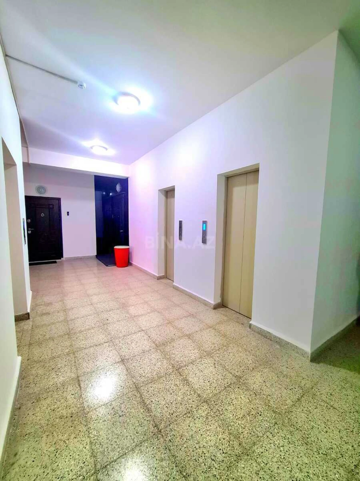 Satılır 2 otaqlı mənzil 106 m²