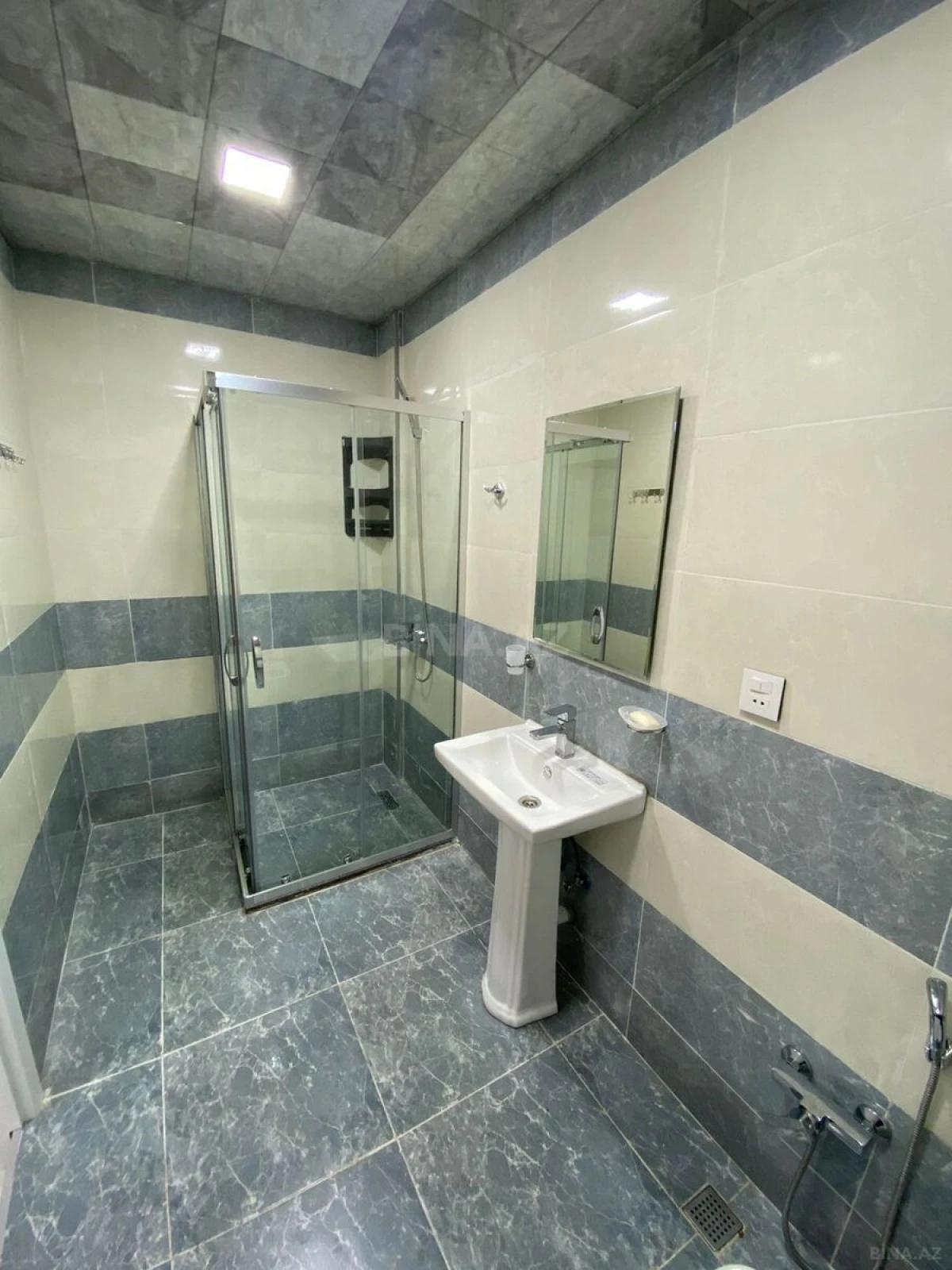 Kirayə verilir 2 otaqlı mənzil 61 m²