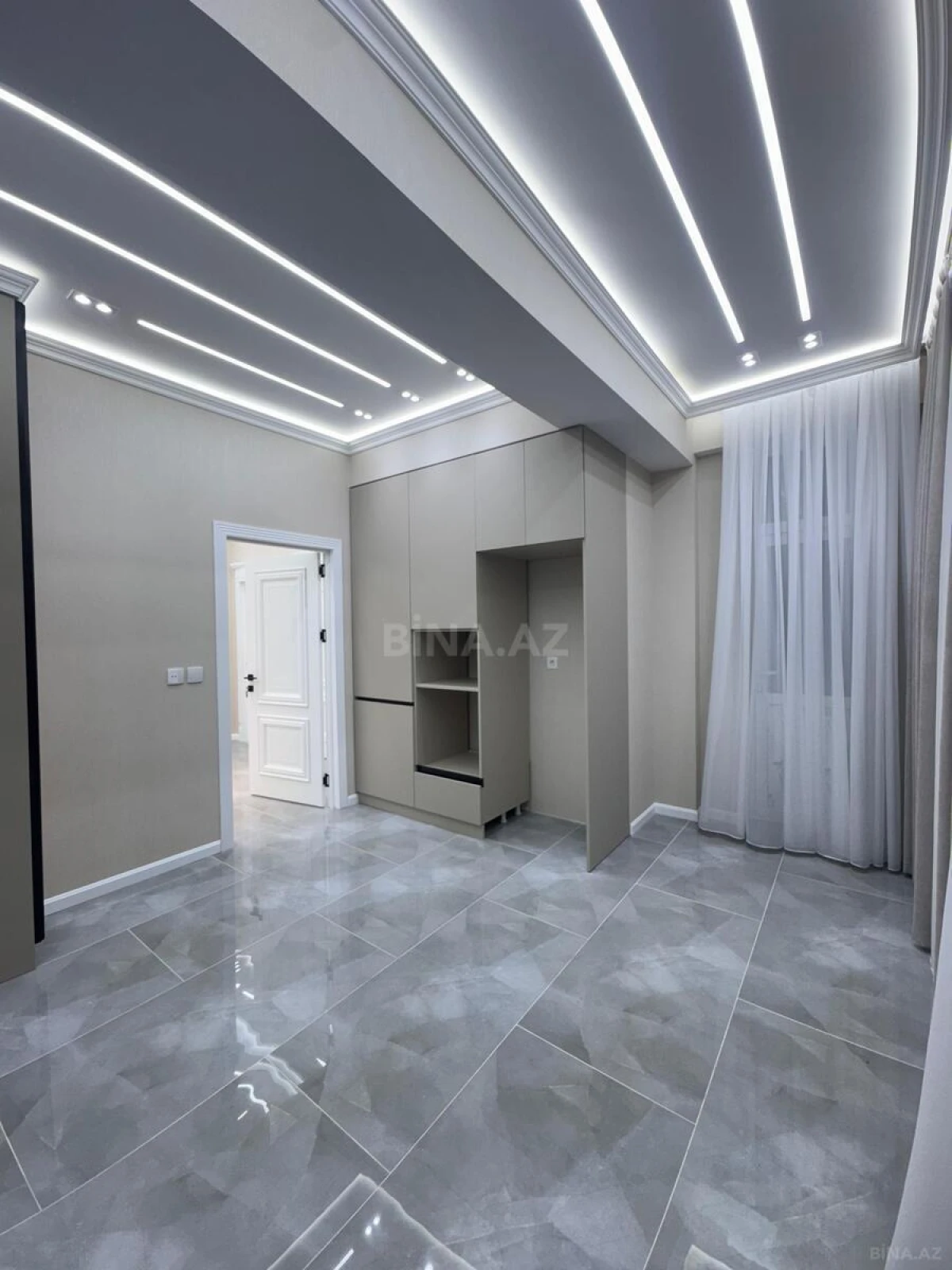Satılır 4 otaqlı mənzil 138 m²