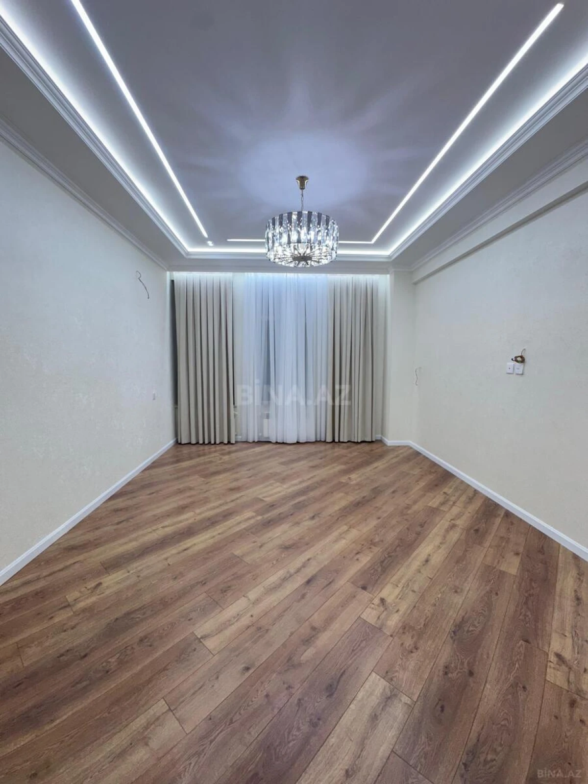 Satılır 4 otaqlı mənzil 138 m²