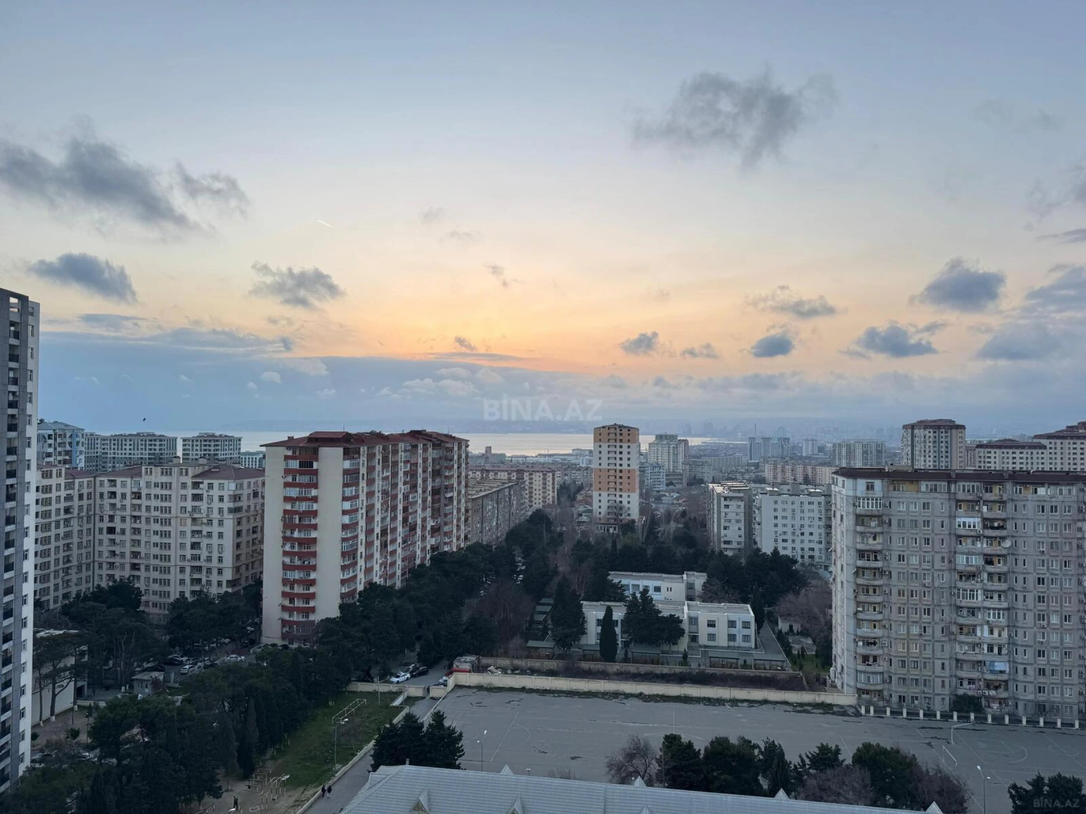 Satılır 4 otaqlı mənzil 138 m²