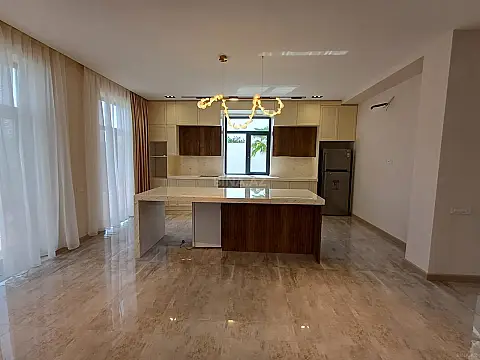 Satılır 6 otaqlı həyət evi 330 m²