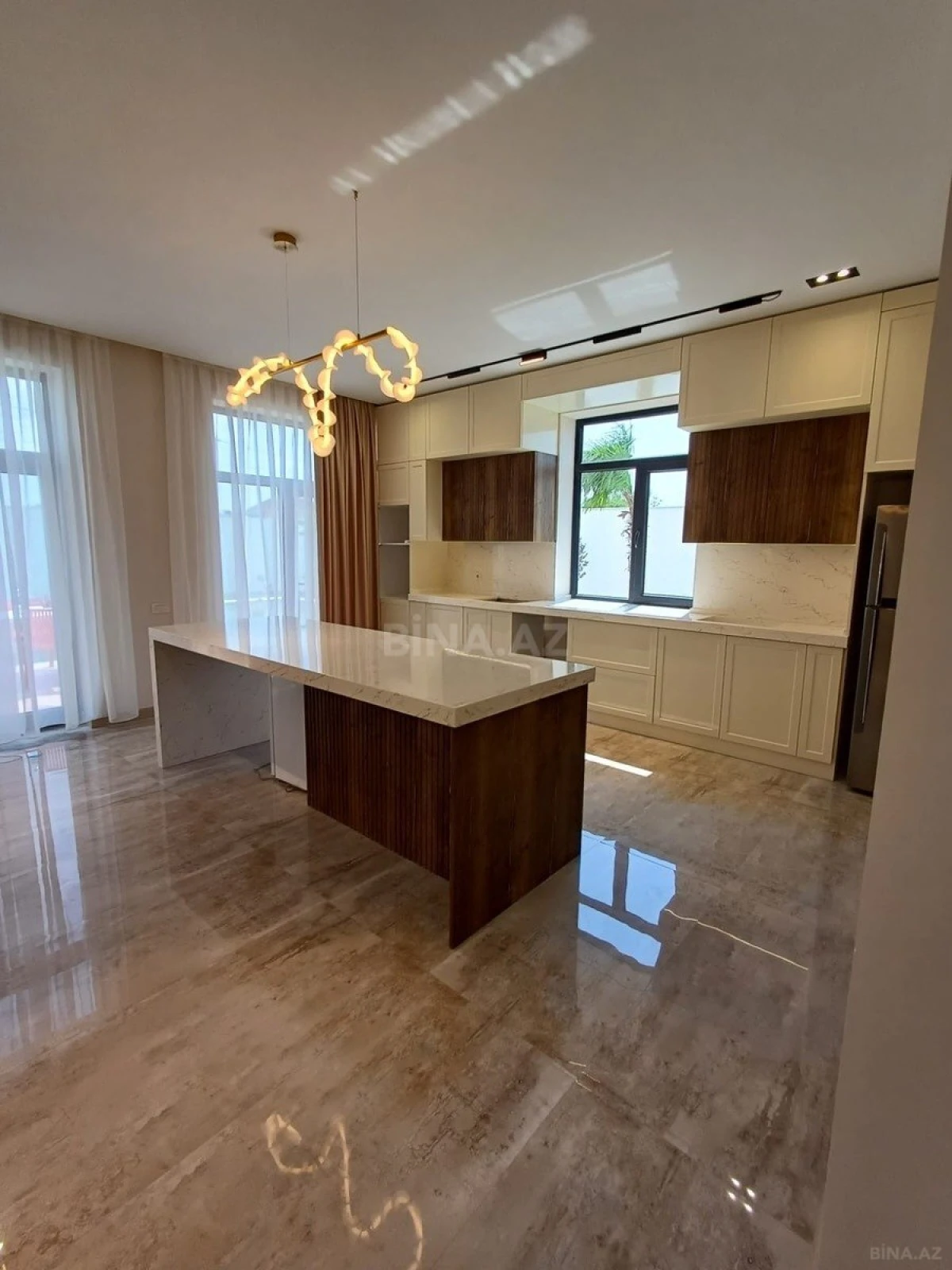 Satılır 6 otaqlı həyət evi 330 m²