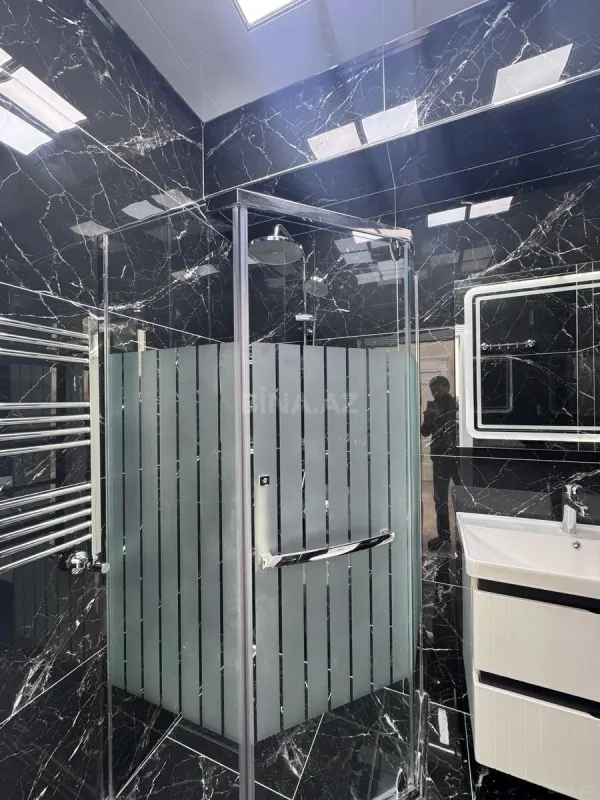 Satılır 4 otaqlı mənzil 138 m²