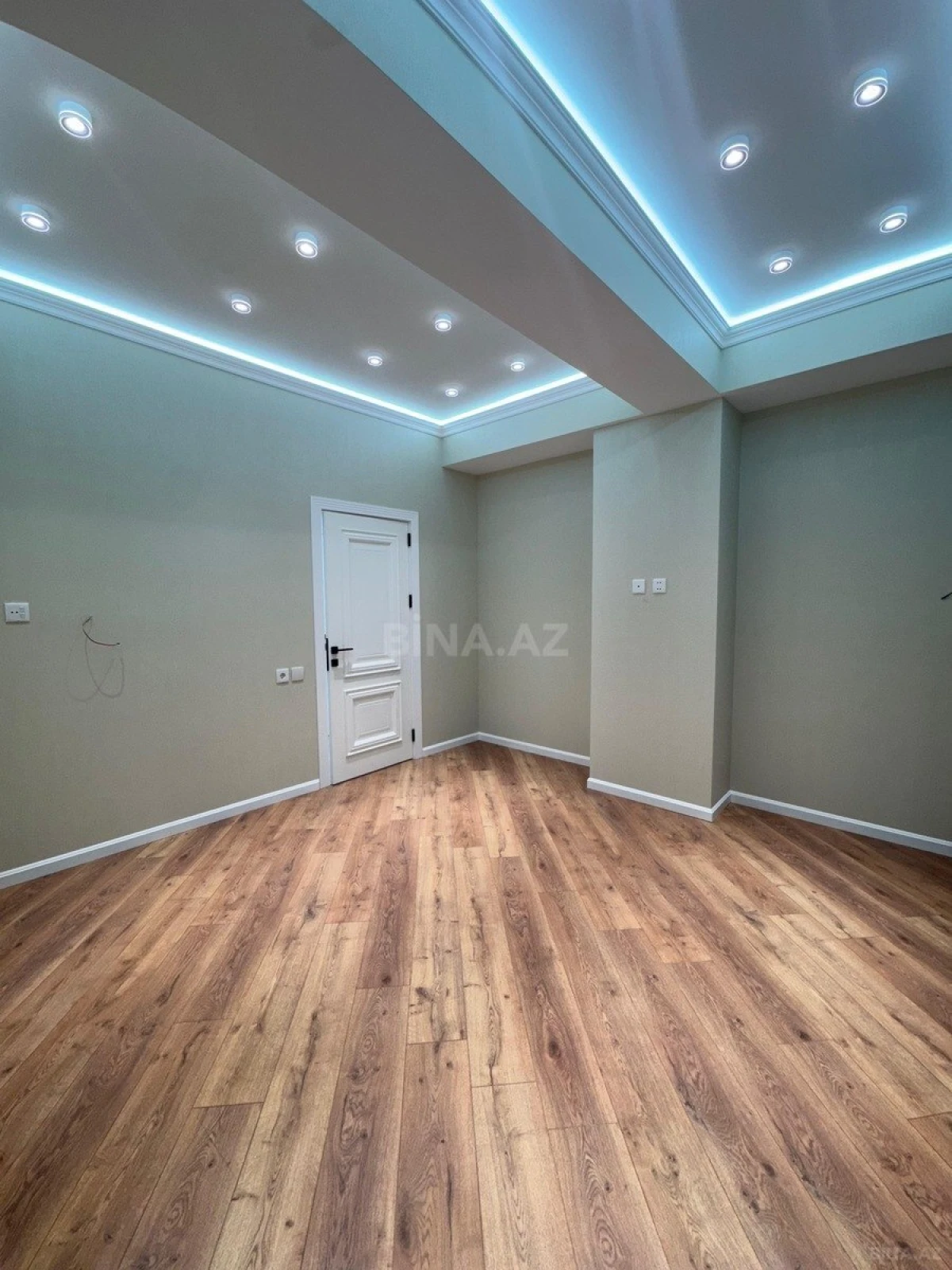 Satılır 4 otaqlı mənzil 138 m²