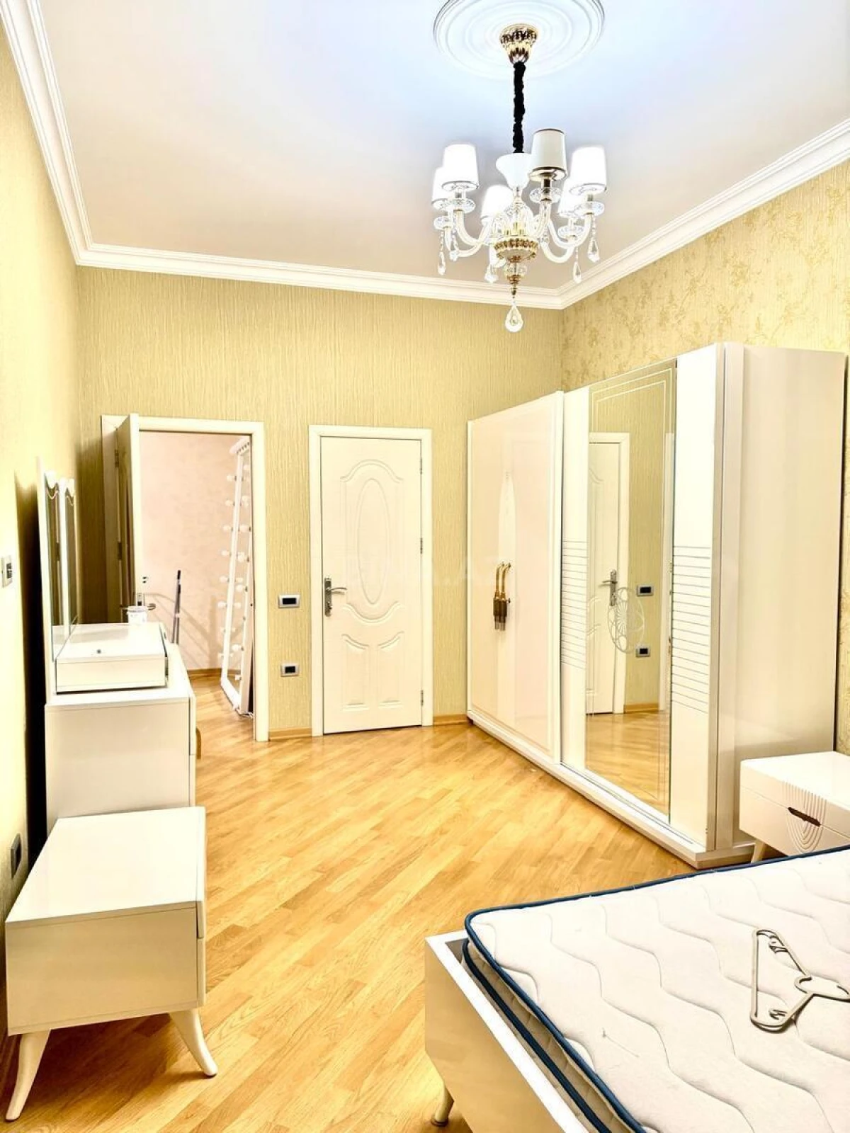 Kirayə verilir 2 otaqlı mənzil 90 m²