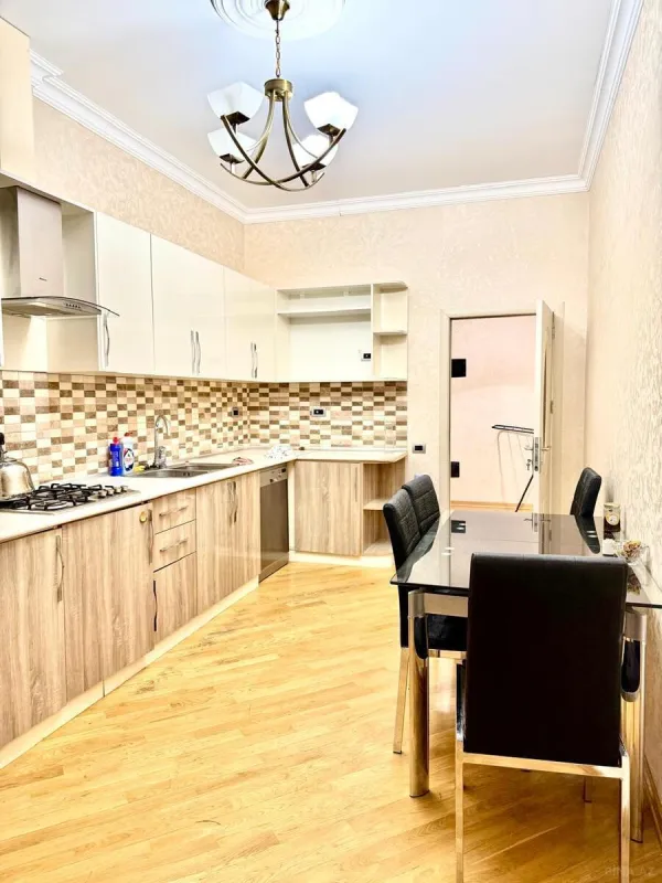 Kirayə verilir 2 otaqlı mənzil 90 m²