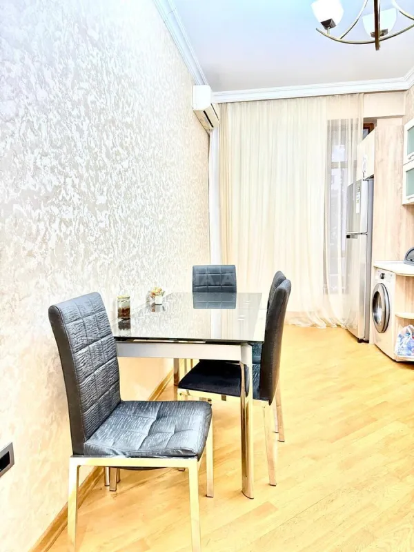 Kirayə verilir 2 otaqlı mənzil 90 m²