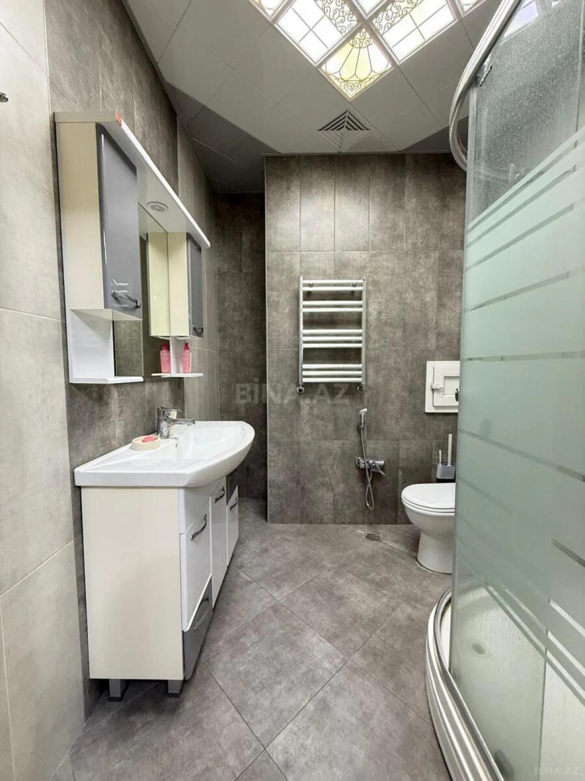 Kirayə verilir 2 otaqlı mənzil 90 m²