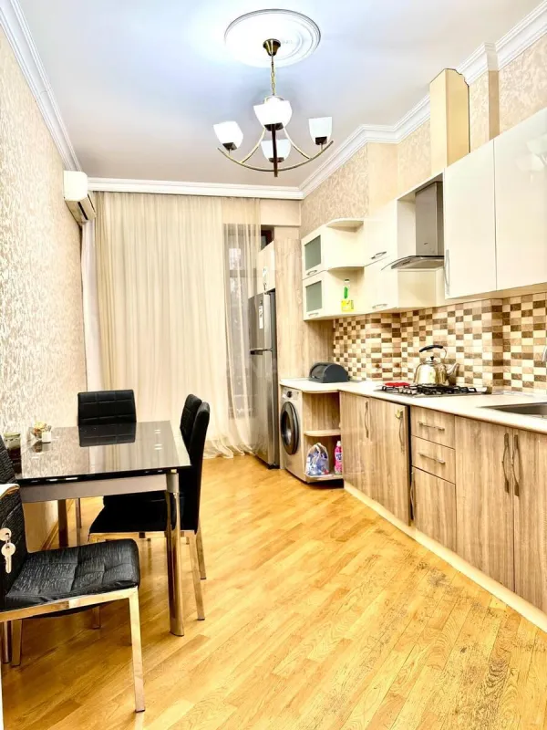 Kirayə verilir 2 otaqlı mənzil 90 m²