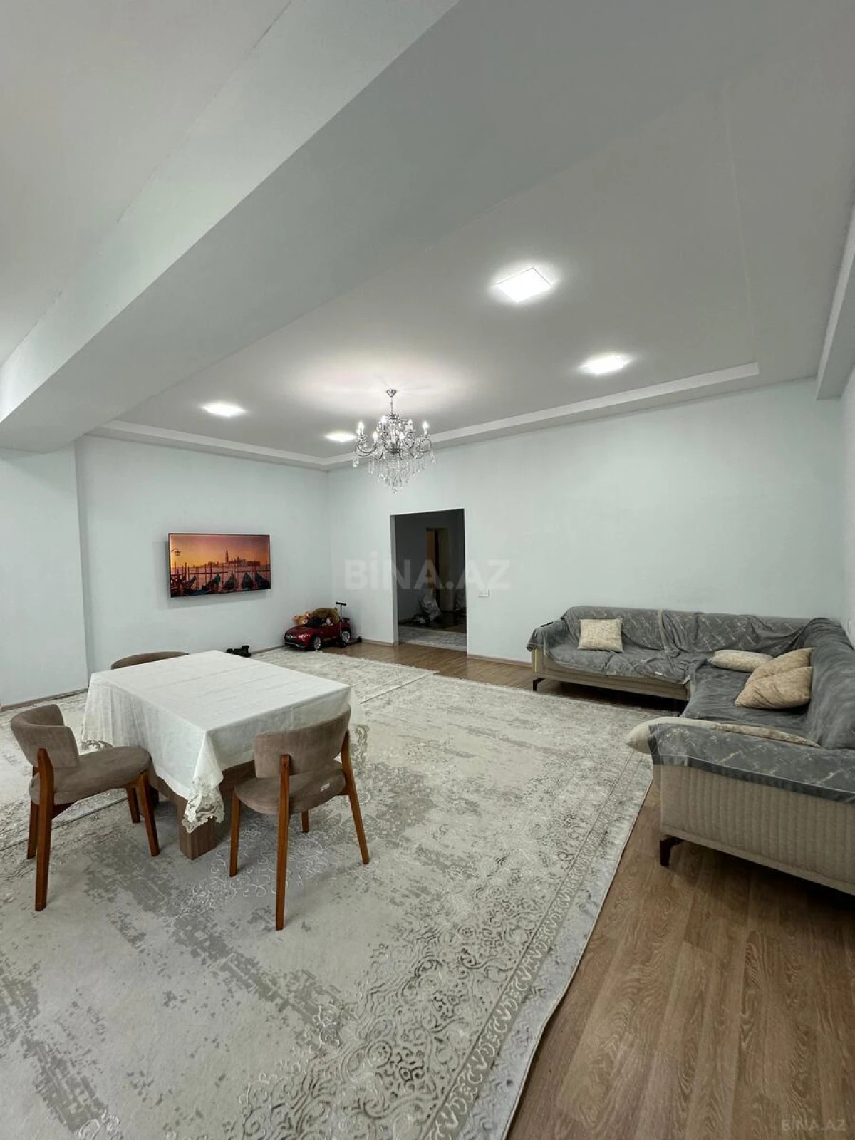 Kirayə verilir 3 otaqlı mənzil 140 m²