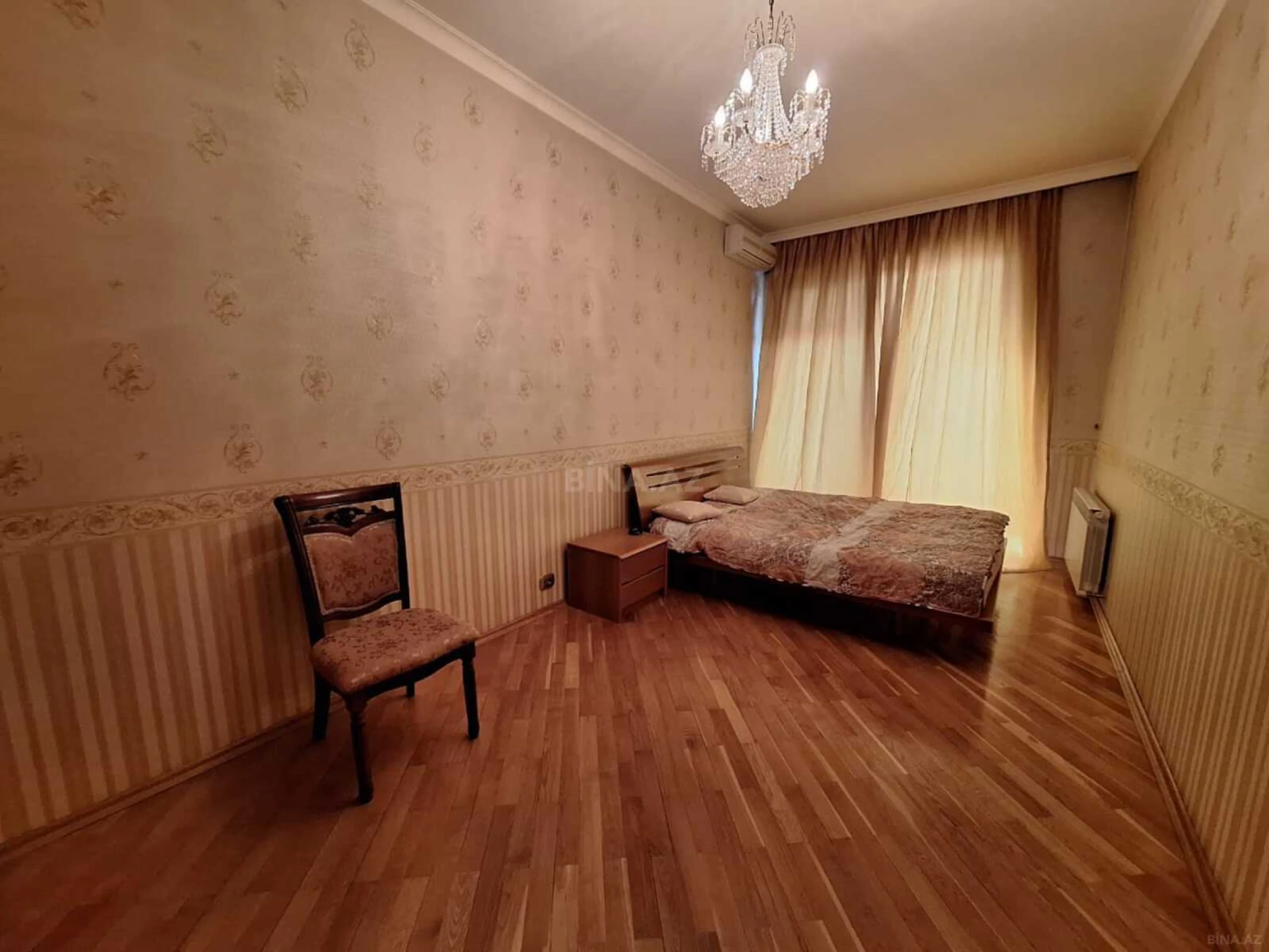 Satılır 4 otaqlı mənzil 155 m²