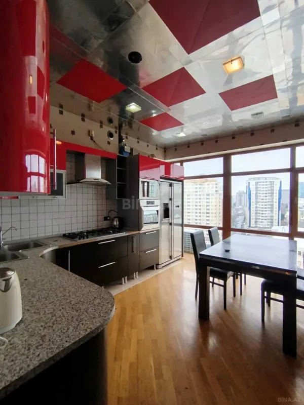 Kirayə verilir 4 otaqlı mənzil 200 m²