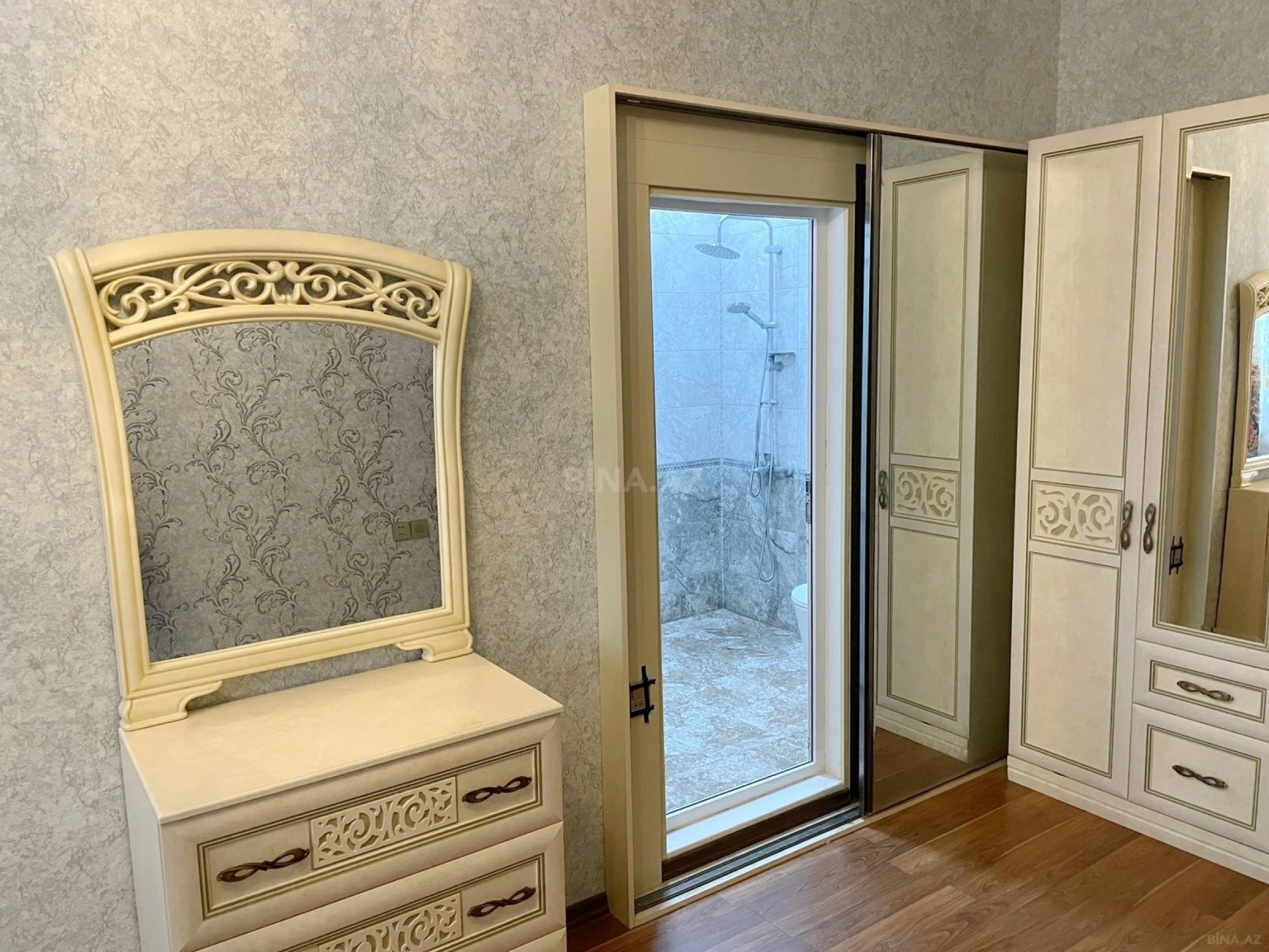 Kirayə verilir 4 otaqlı mənzil 170 m²