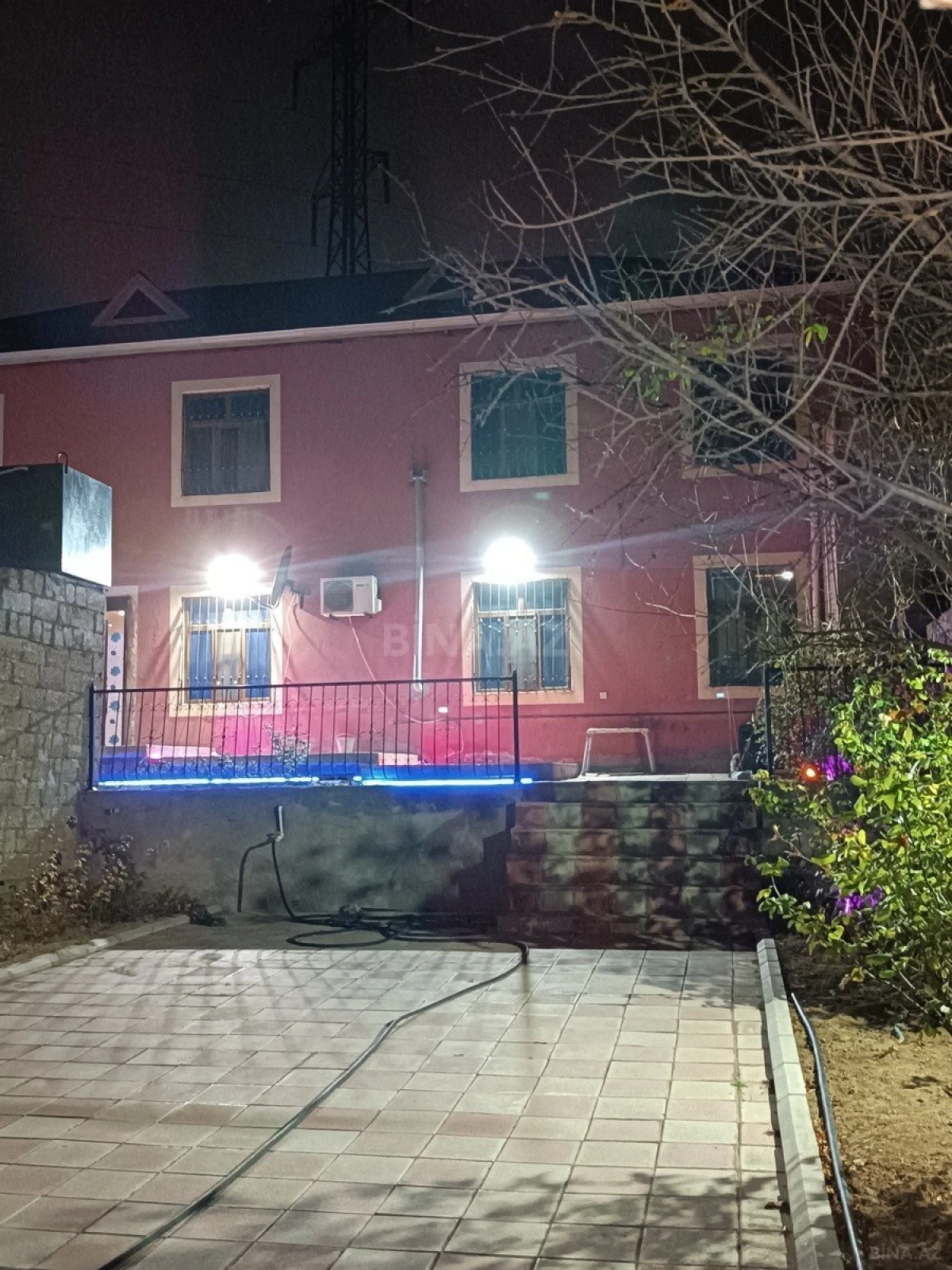 Satılır 6 otaqlı həyət evi 395 m²