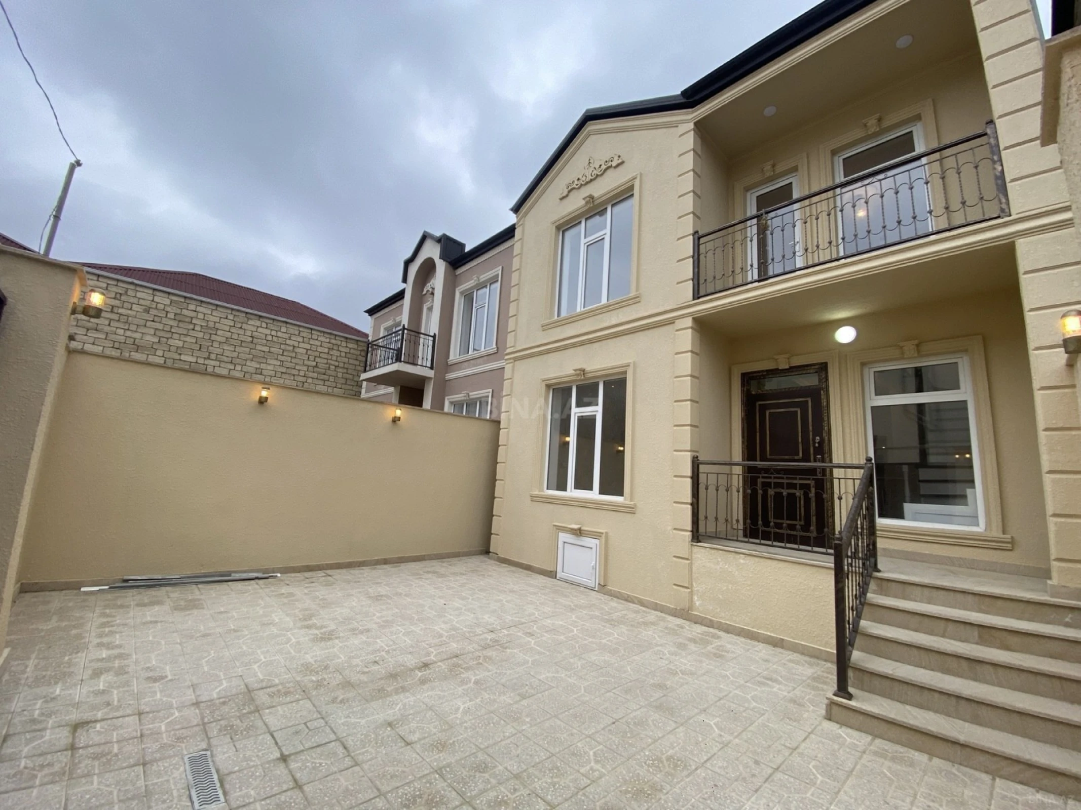 Satılır 5 otaqlı həyət evi 200 m²