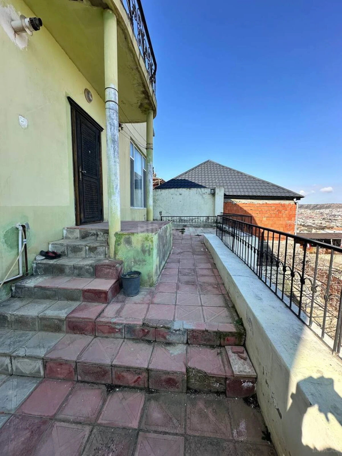 Satılır 5 otaqlı həyət evi 240 m²