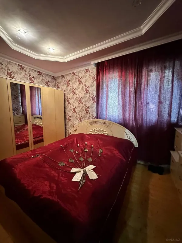 Satılır 5 otaqlı həyət evi 240 m²