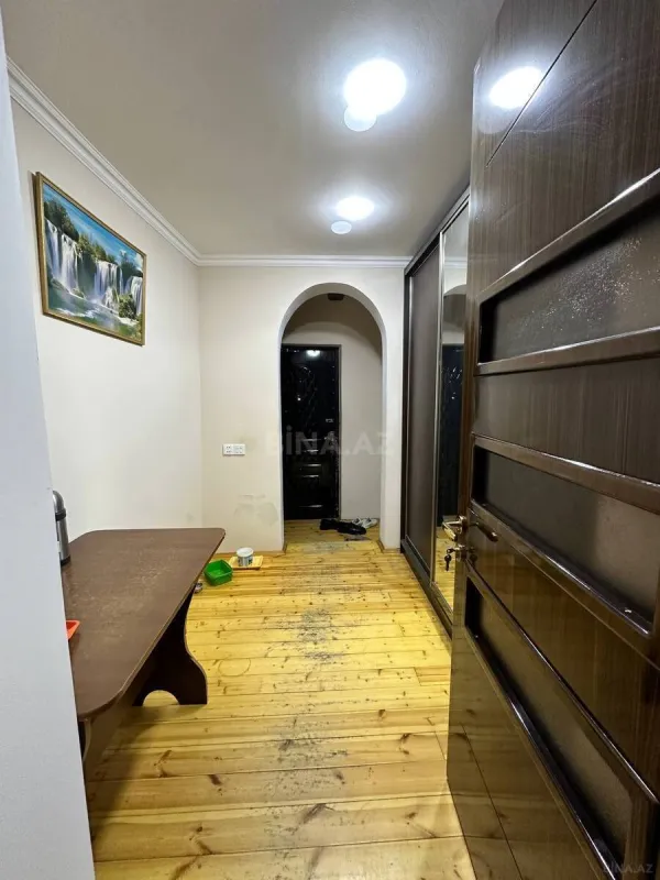 Satılır 5 otaqlı həyət evi 240 m²