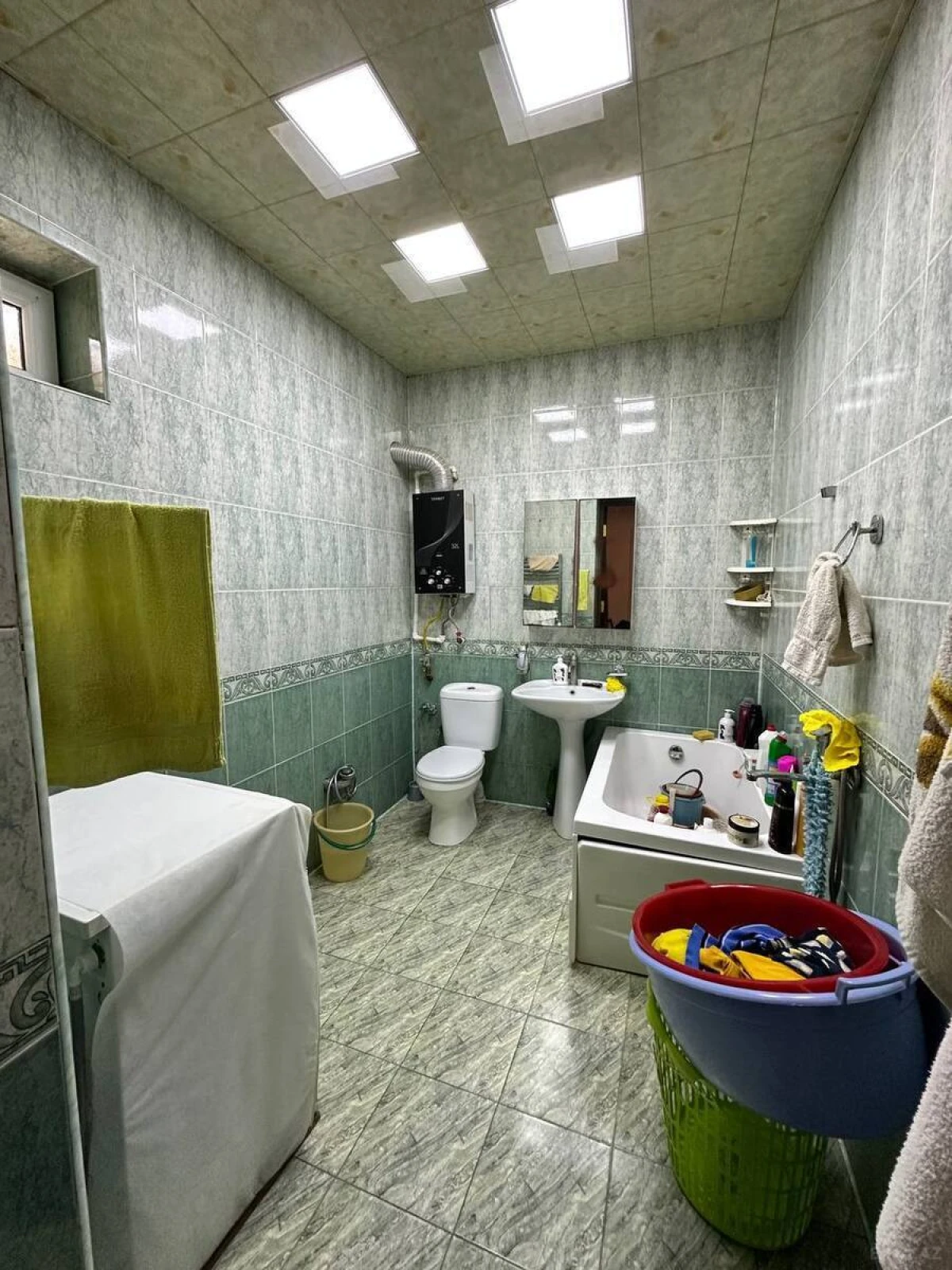 Satılır 5 otaqlı həyət evi 240 m²