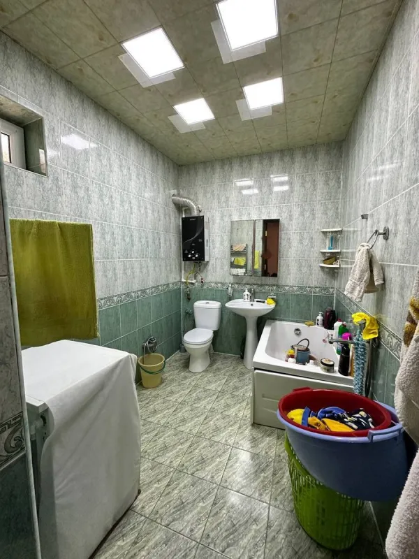 Satılır 5 otaqlı həyət evi 240 m²