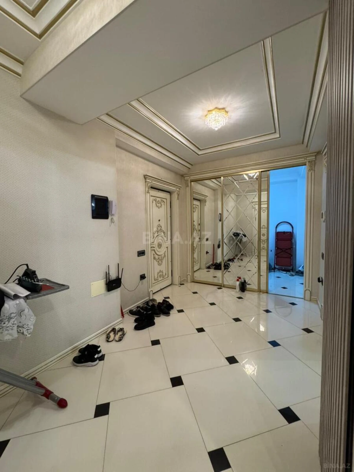 Satılır 4 otaqlı mənzil 175 m²